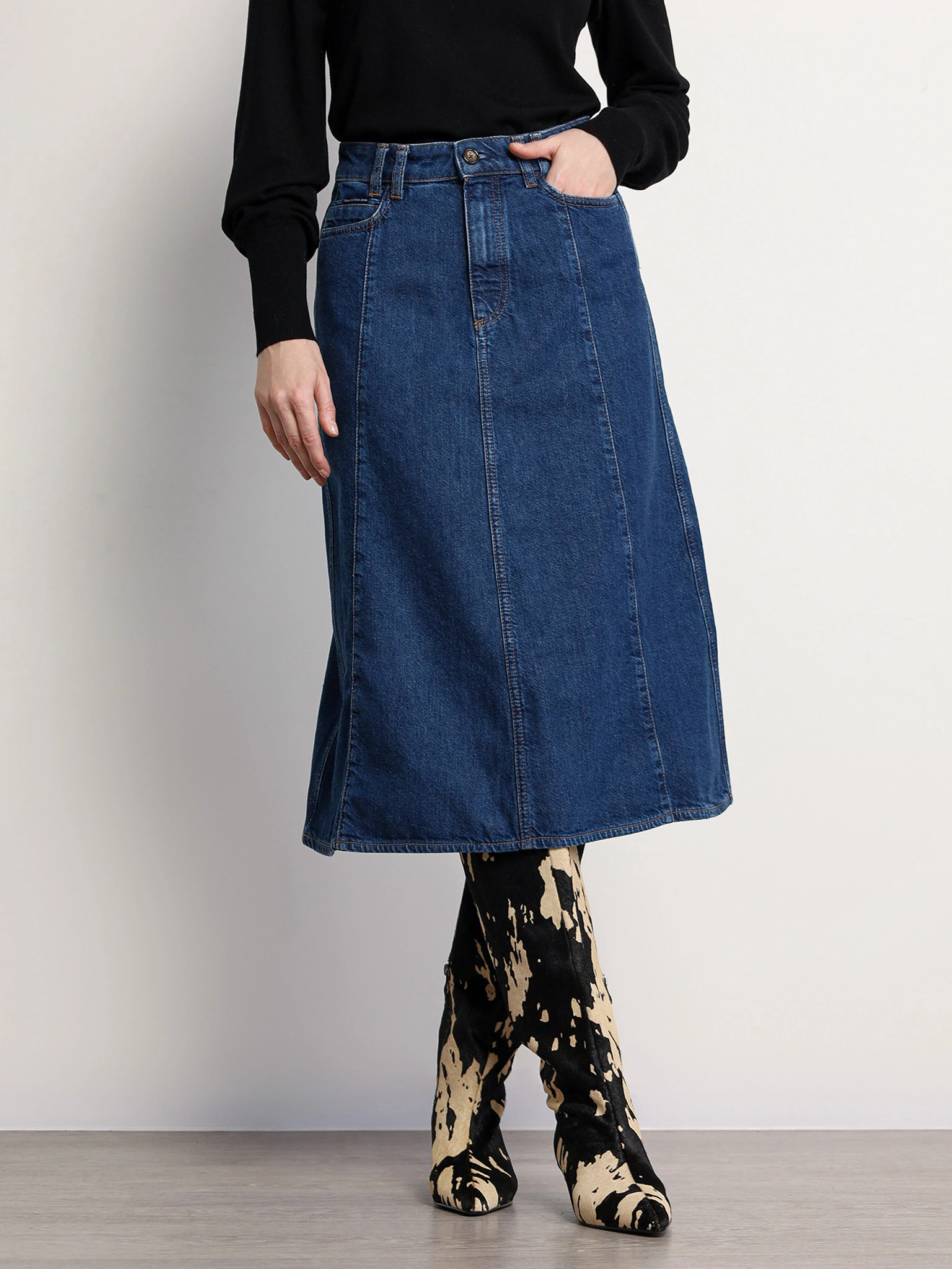 Юбка джинсовая расклешенная темно-синего цвета